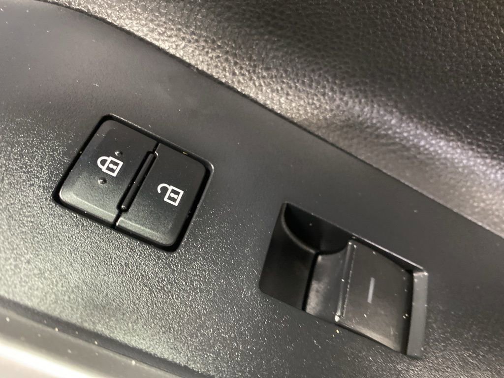 Used 2020 Toyota Highlander LE AWD/4WD image 24