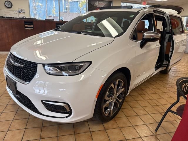 New 2026 Chrysler Pacifica Pinnacle image 3