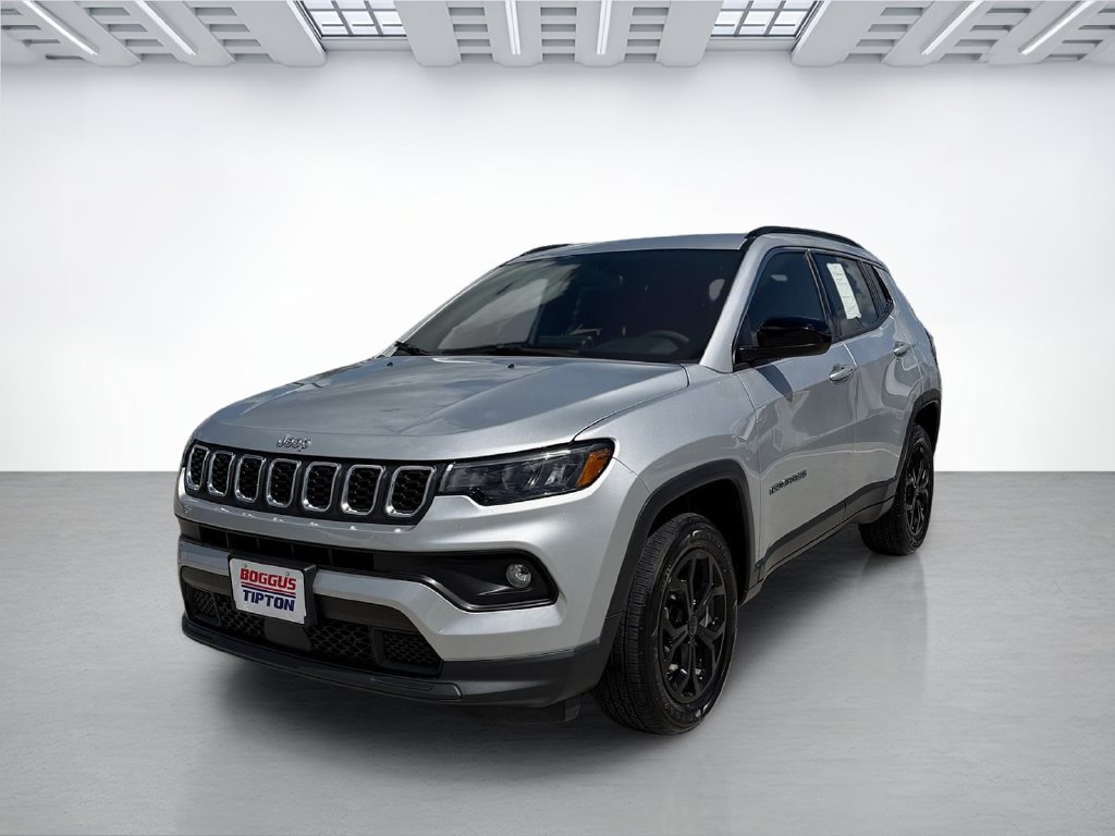 Used 2025 Jeep Compass Latitude AWD/4WD image 7