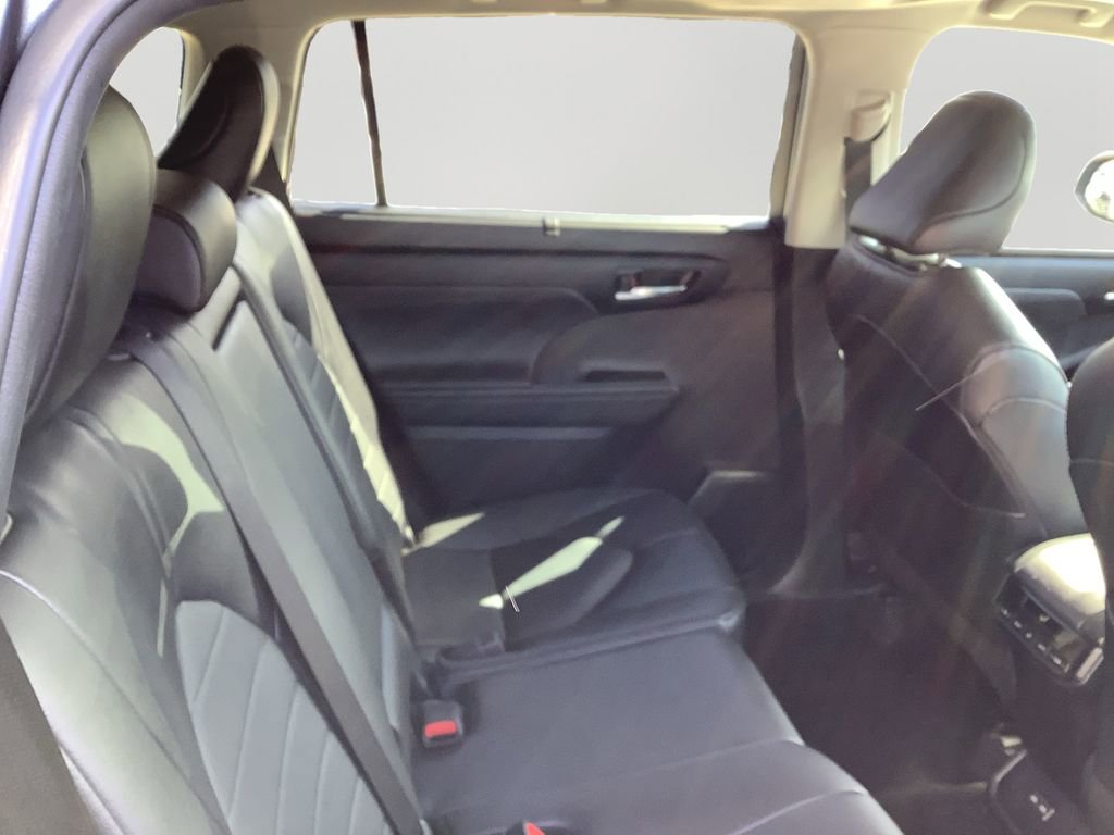 Used 2024 Toyota Highlander XLE image 13