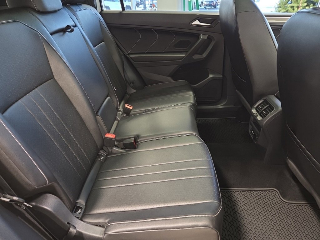 Used 2022 Volkswagen Tiguan SE R-Line image 16