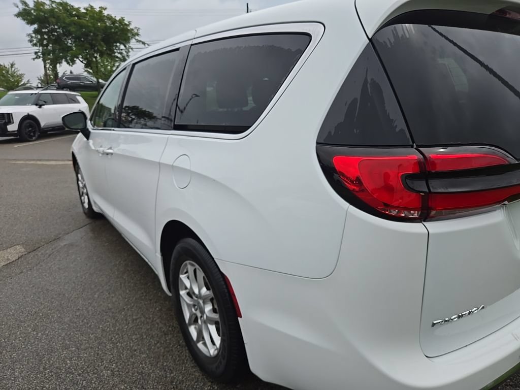 Used 2023 Chrysler Pacifica Touring-L FWD image 6