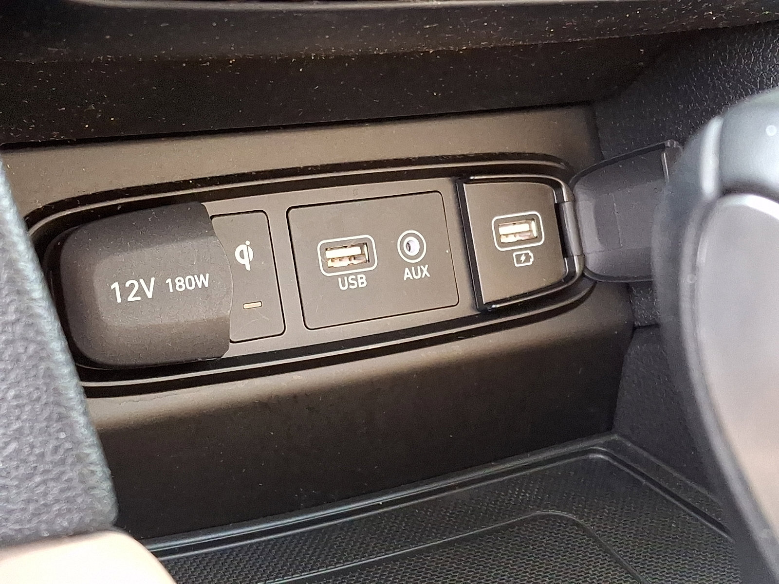 Used 2020 Hyundai Santa Fe SEL w/ Convenience + Premium Package FWD image 28