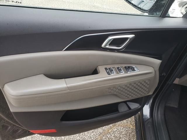 Used 2025 Kia Carnival image 11