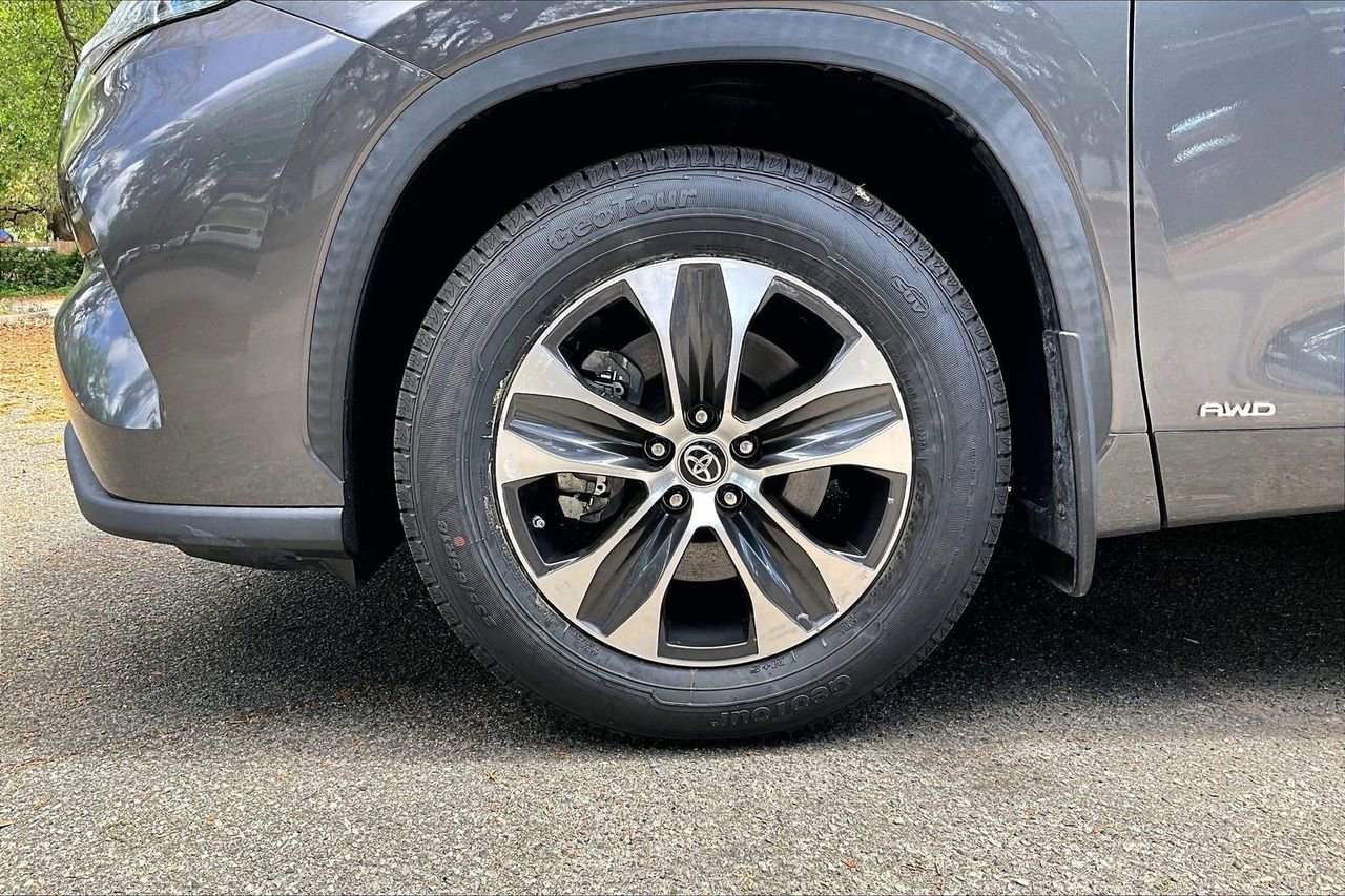 Used 2021 Toyota Highlander XLE AWD/4WD image 35