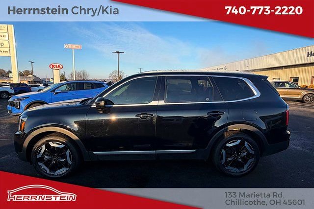 Used 2024 Kia Telluride EX w/ EX Captain's Chair Package image 4