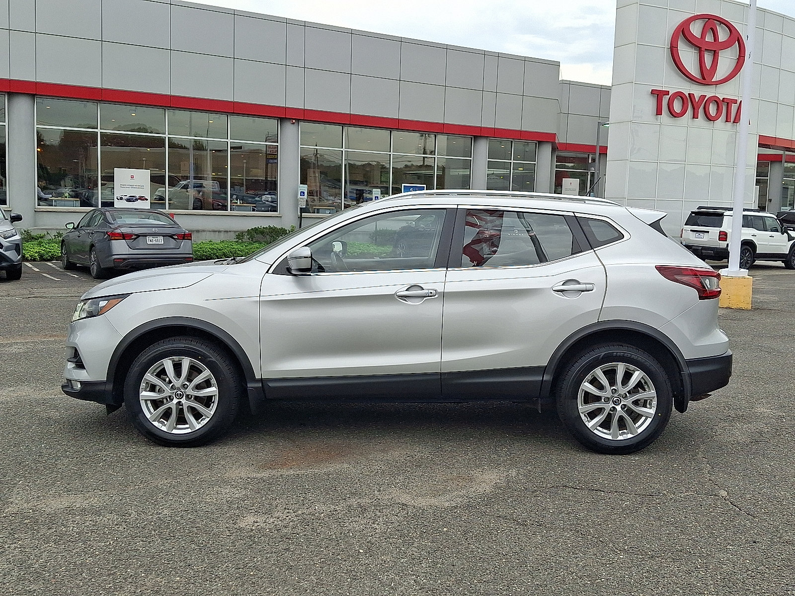 Used 2022 Nissan Rogue Sport SV AWD/4WD image 4