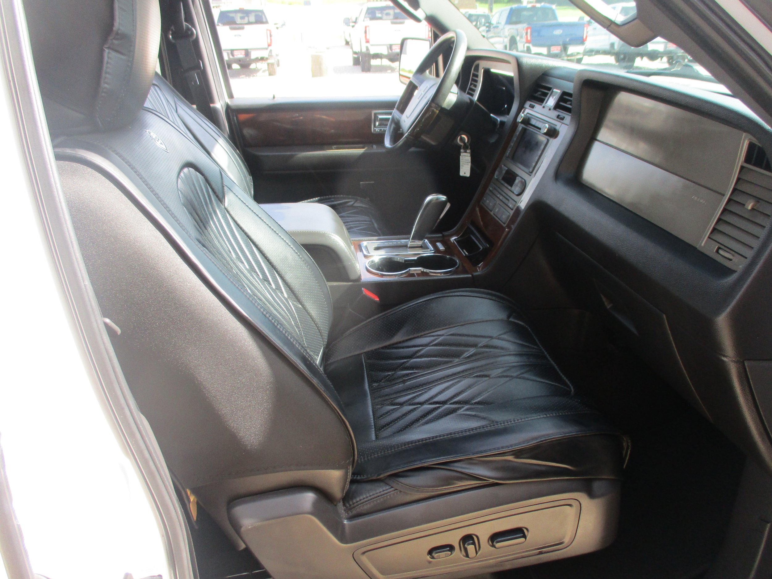 Used 2014 Lincoln Navigator 2WD image 11