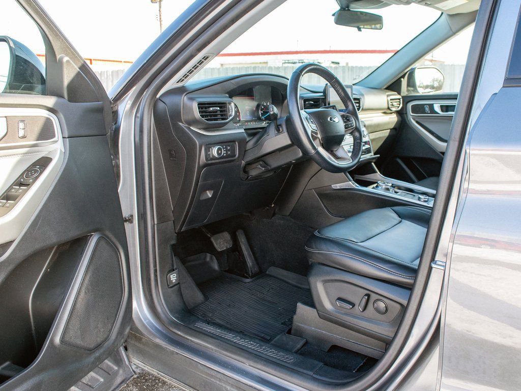 Used 2022 Ford Explorer XLT image 29