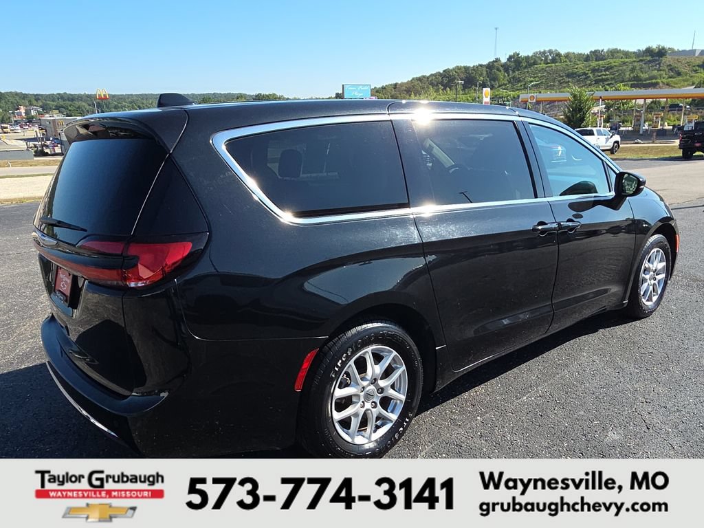 Used 2023 Chrysler Pacifica Touring-L FWD image 8