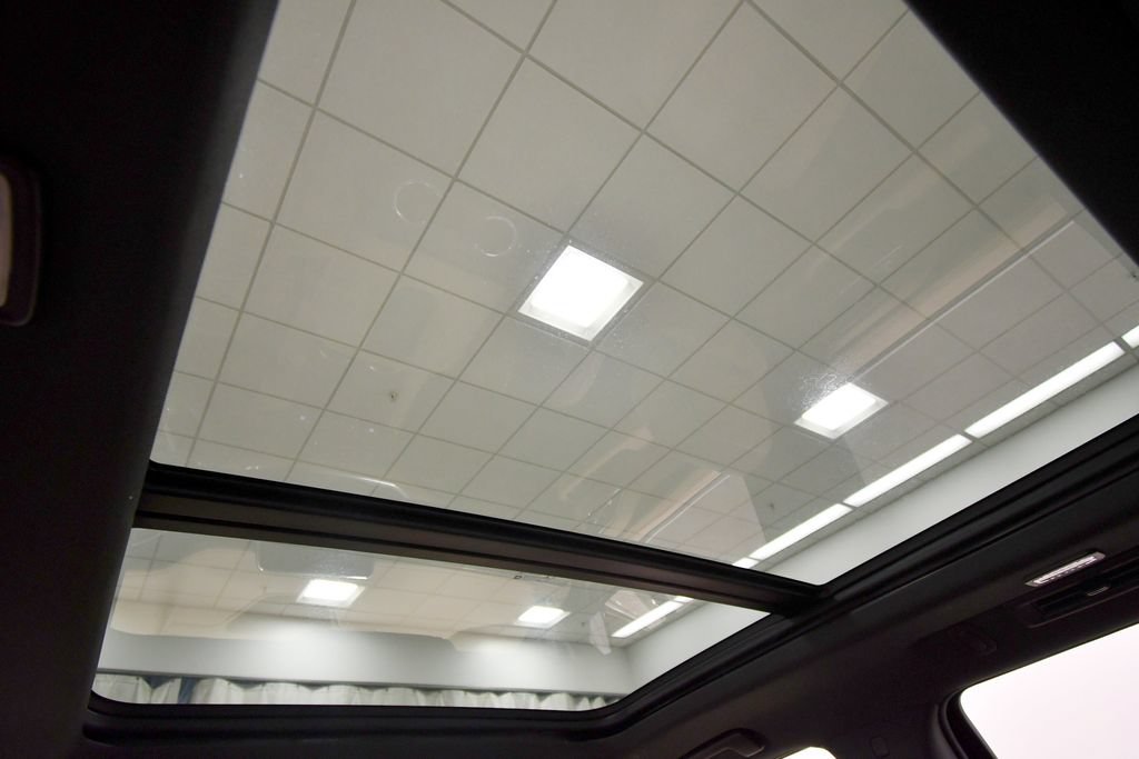 Used 2023 Chevrolet Tahoe Premier AWD/4WD image 16