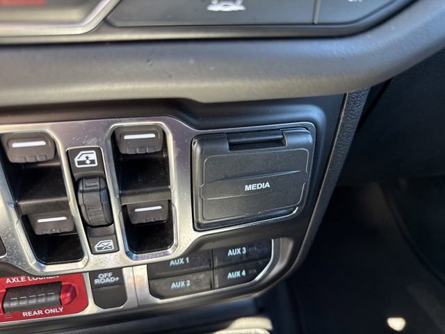Used 2025 Jeep Gladiator Mojave w/ Convenience Group AWD/4WD image 46