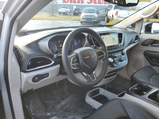 Used 2024 Chrysler Pacifica Touring-L image 13