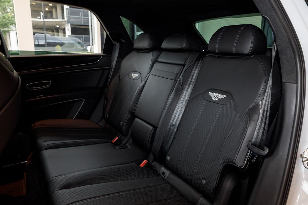 Used 2023 Bentley Bentayga AWD/4WD image 29