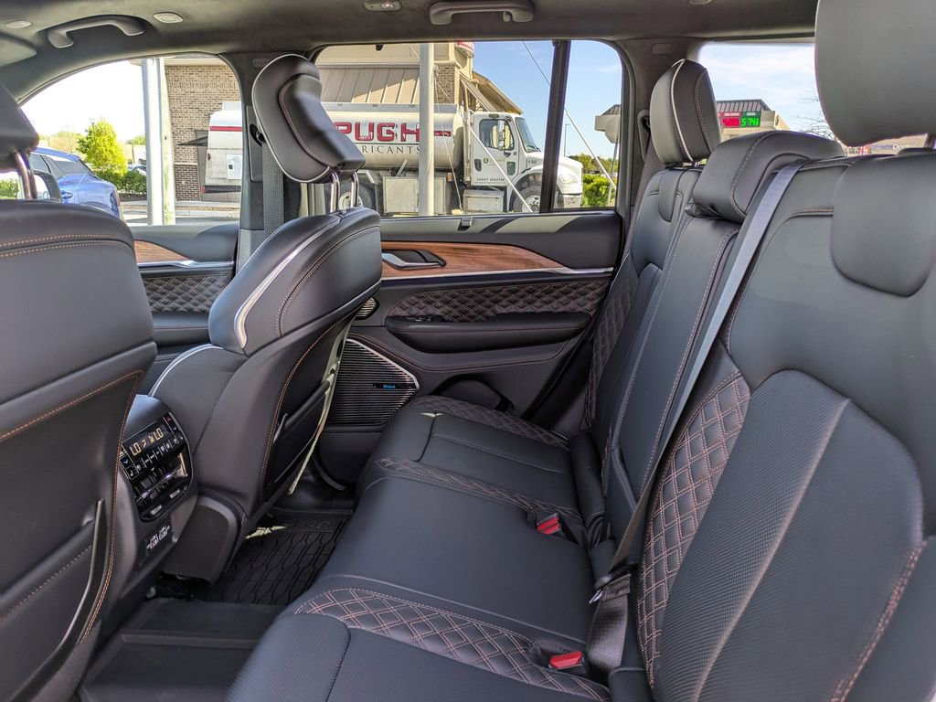 Used 2025 Jeep Grand Cherokee Summit AWD/4WD image 15