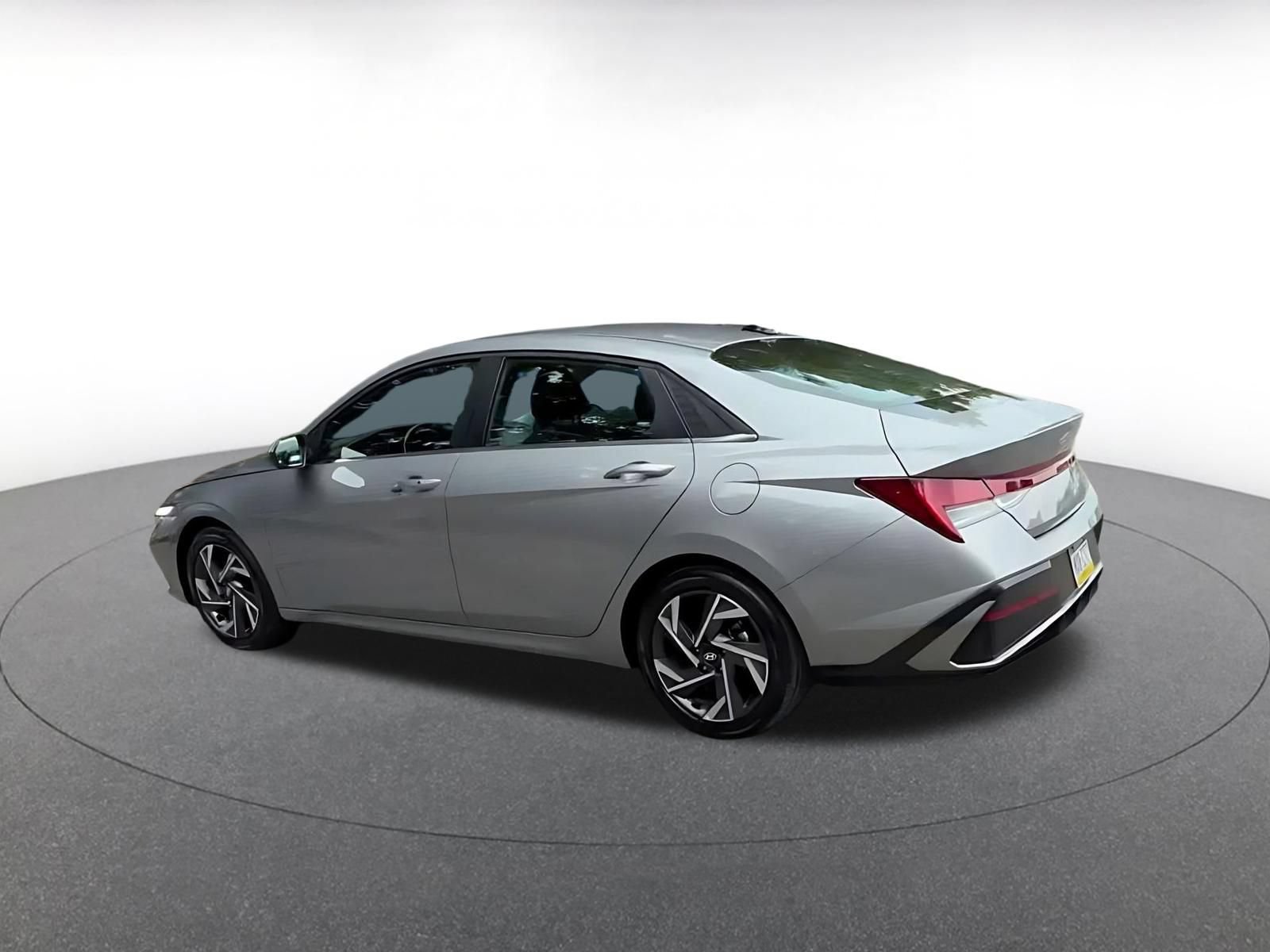 Used 2025 Hyundai Elantra SEL FWD image 9