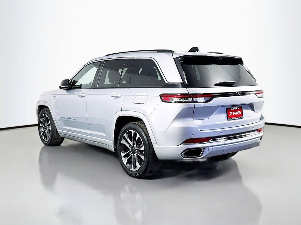Used 2022 Jeep Grand Cherokee Overland w/ Luxury Tech Group IV AWD/4WD image 3