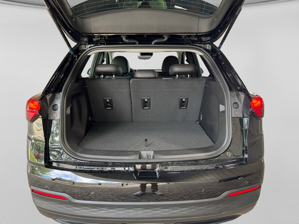 Used 2027 Chevrolet Bolt RS w/ Technology Package FWD image 25