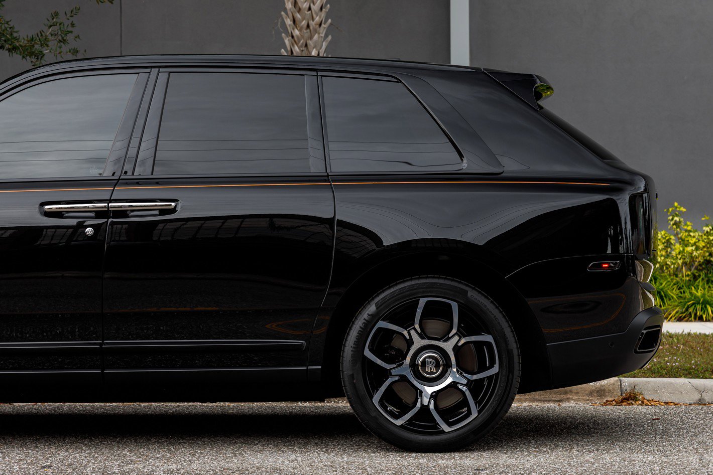 Used 2022 Rolls-Royce Cullinan Black Badge w/ Dark Exterior Package image 25