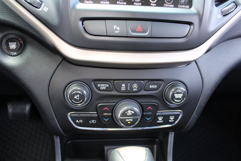 Used 2017 Jeep Cherokee Latitude w/ Comfort/Convenience Group AWD/4WD image 14