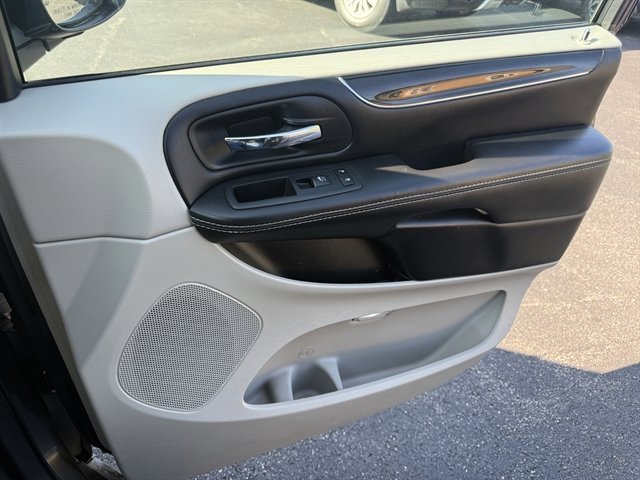 Used 2017 Dodge Grand Caravan SE image 48