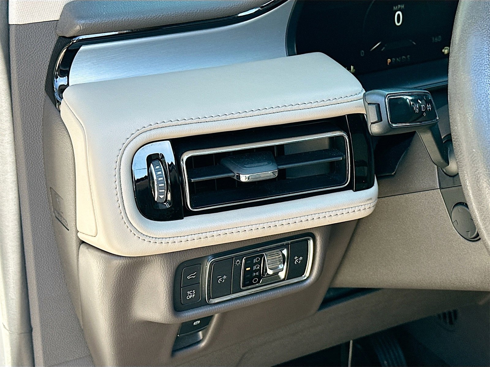 Used 2022 Lincoln Nautilus FWD w/ Premium Package image 10