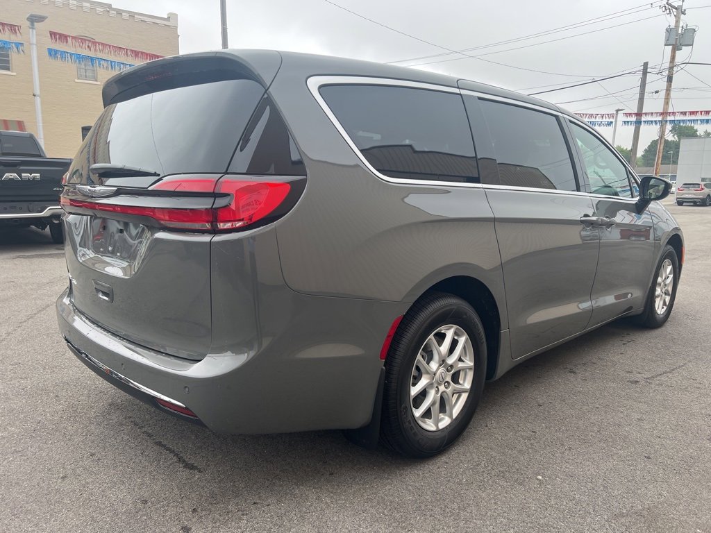 New 2025 Chrysler Pacifica Select image 8