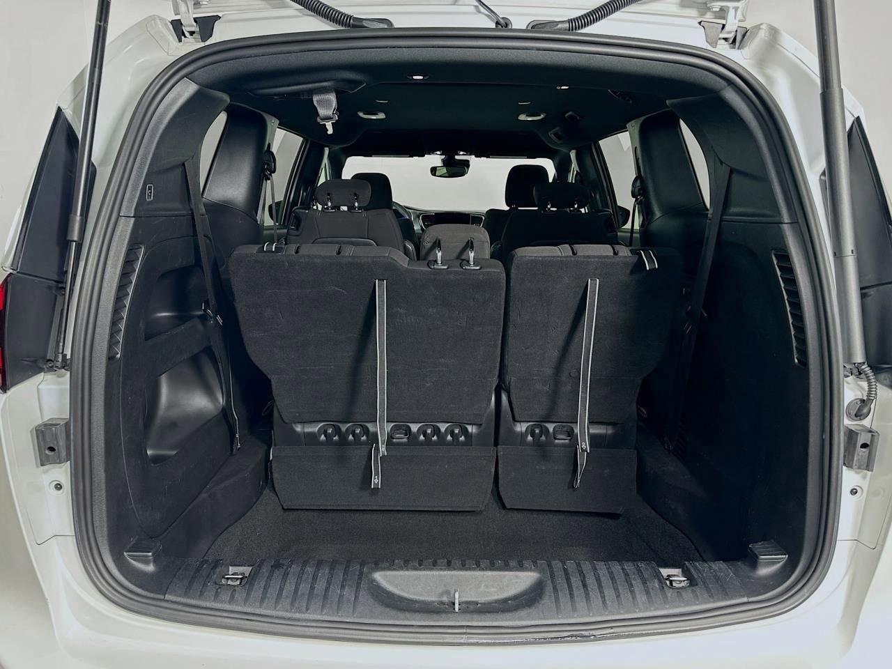 Used 2023 Chrysler Pacifica Touring image 35