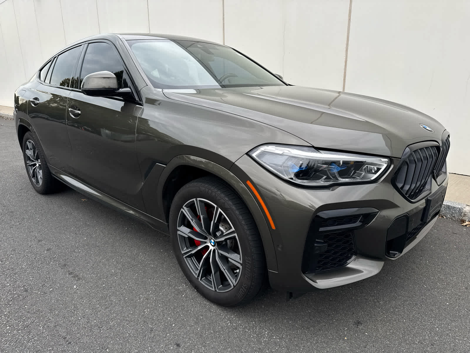 Used 2022 BMW X6 xDrive40i w/ Executive Package AWD/4WD image 2
