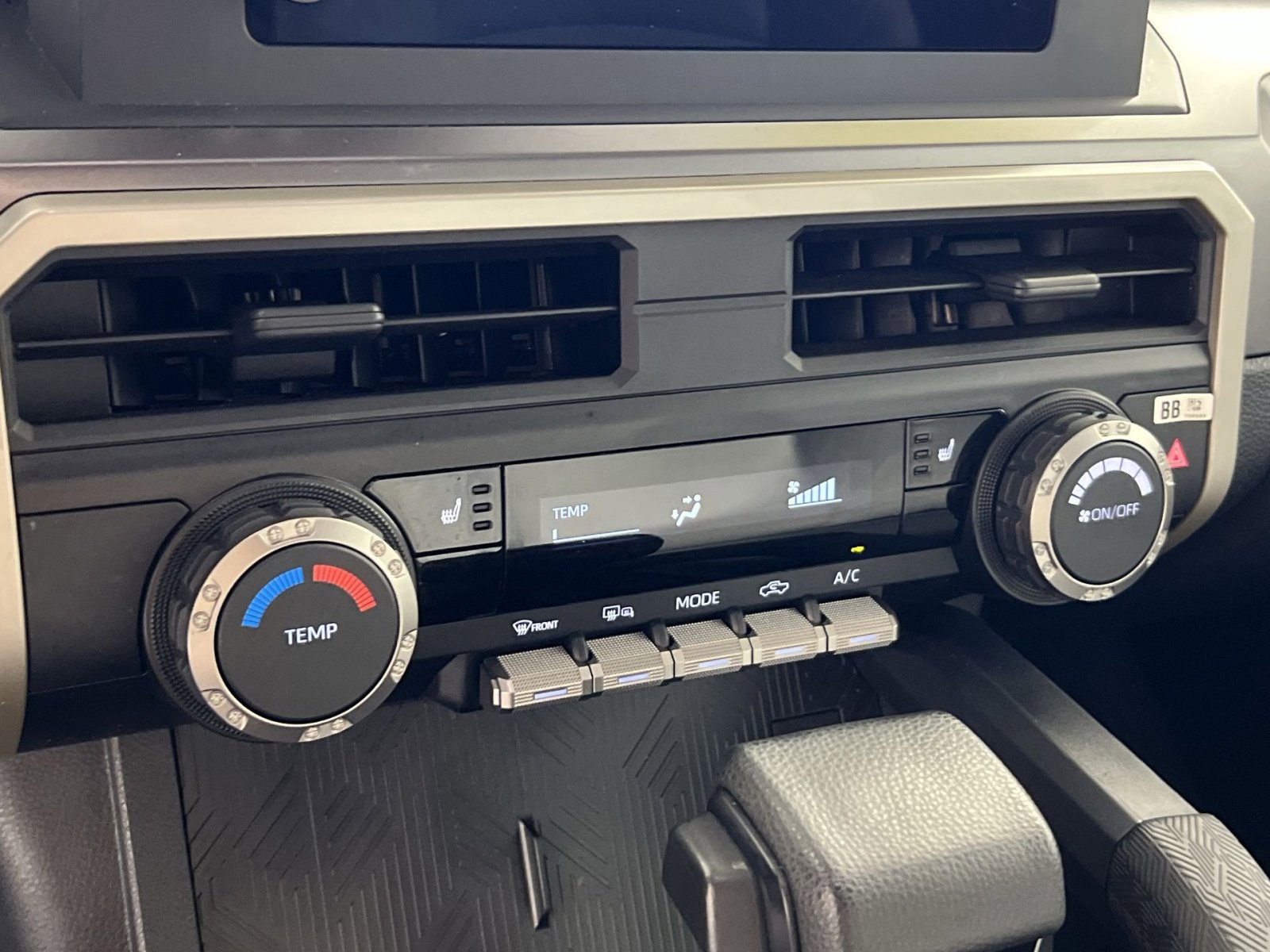 Used 2024 Toyota Tacoma SR5 AWD/4WD image 22