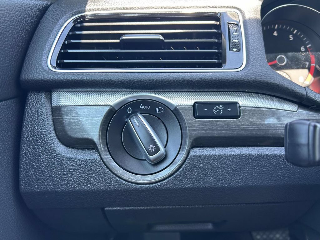 Used 2017 Volkswagen Passat 1.8T SE FWD image 21