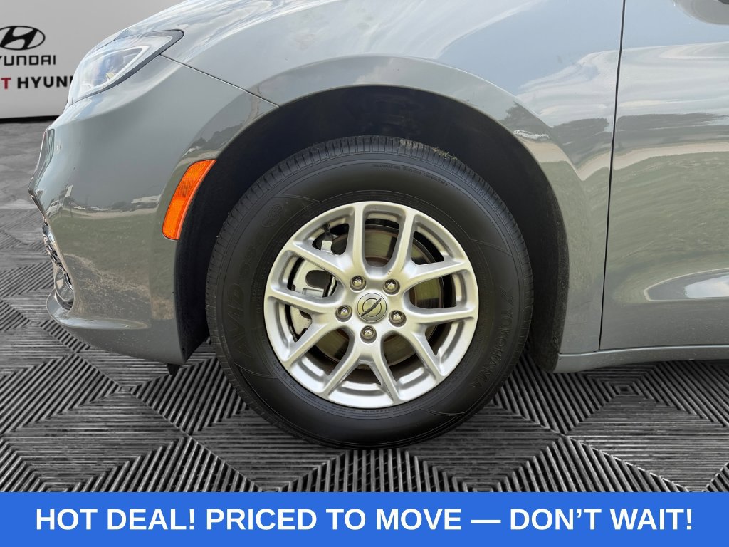 Used 2025 Chrysler Pacifica Select FWD image 15