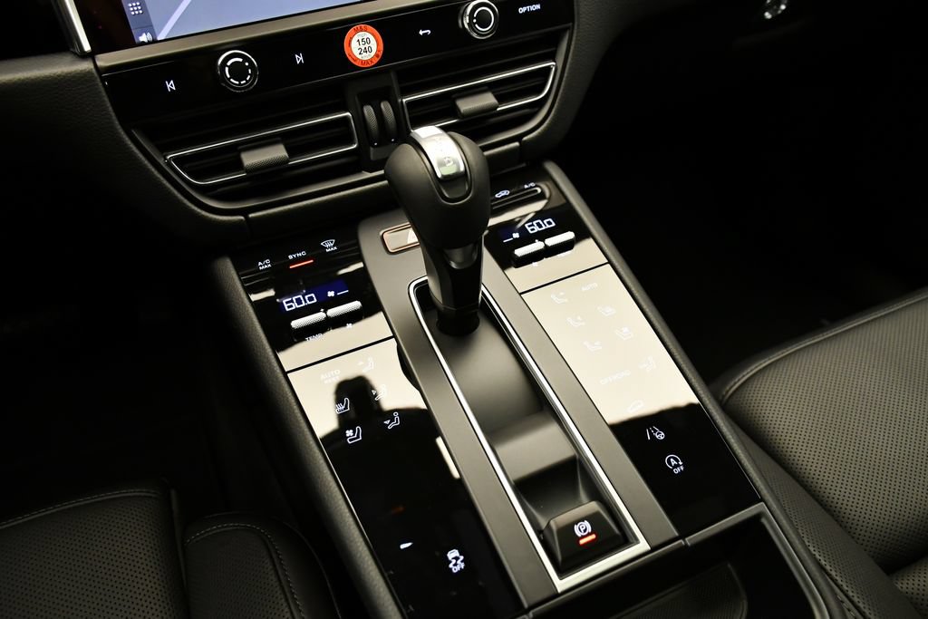 Certified 2026 Porsche Macan AWD/4WD image 33