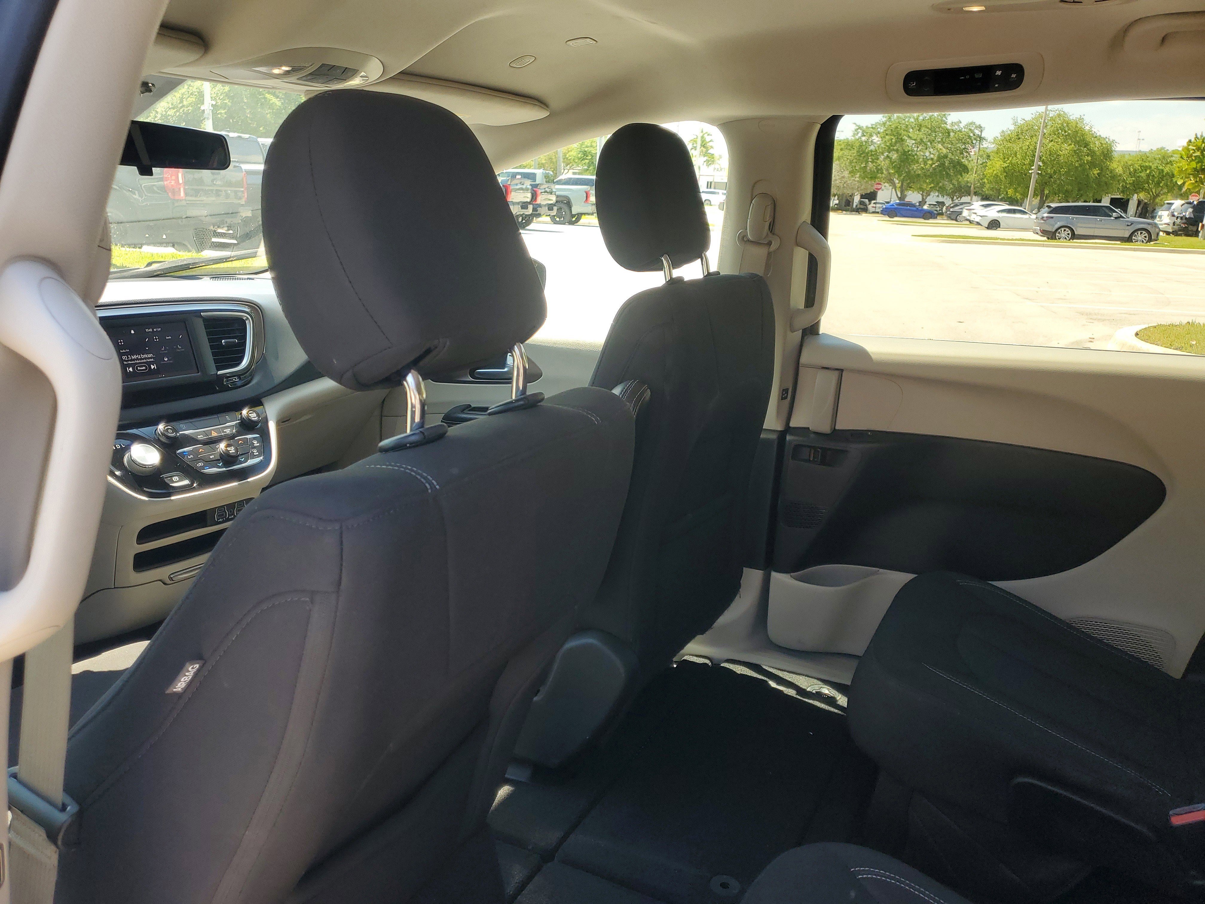 Used 2022 Chrysler Voyager LX image 13