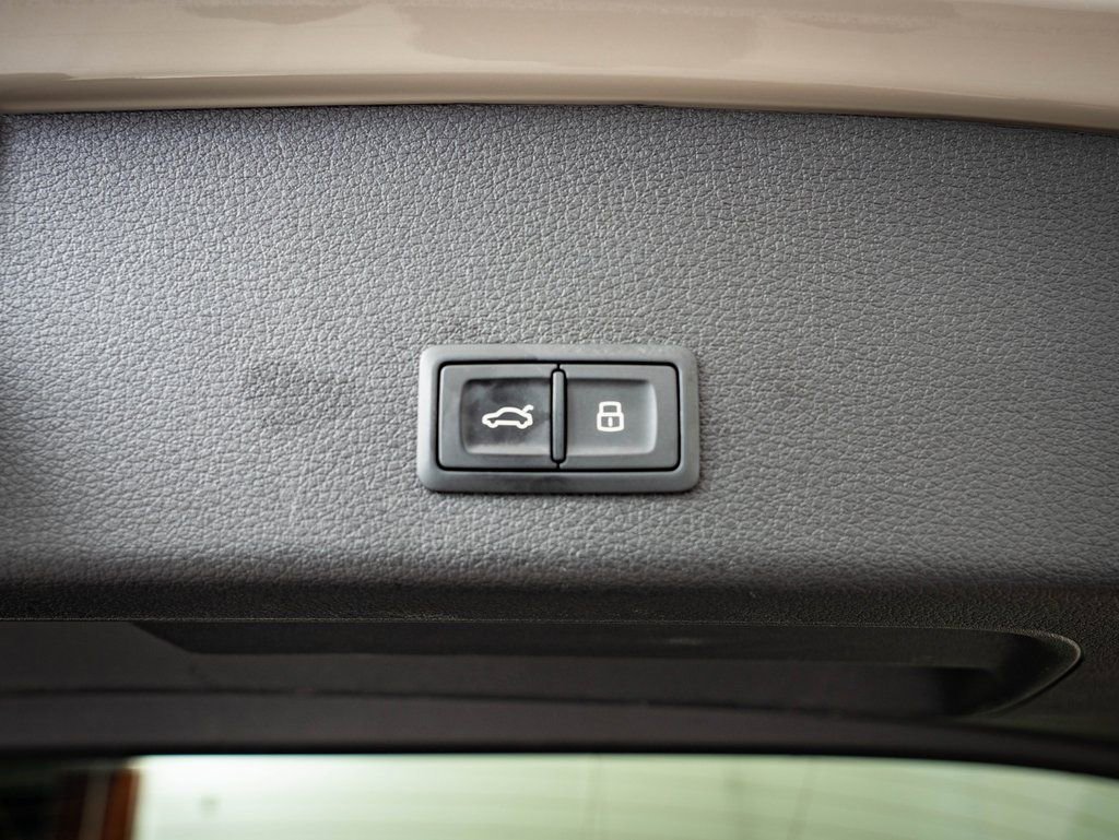 Used 2022 Audi e-tron Premium Plus w/ Premium Plus Package image 19