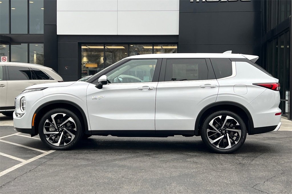 New 2025 Mitsubishi Outlander SE image 8