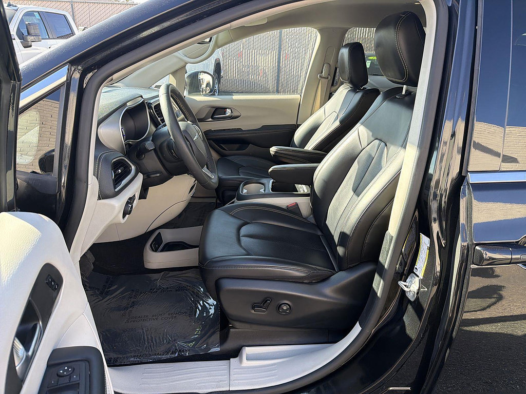 Used 2023 Chrysler Pacifica Touring-L FWD image 17