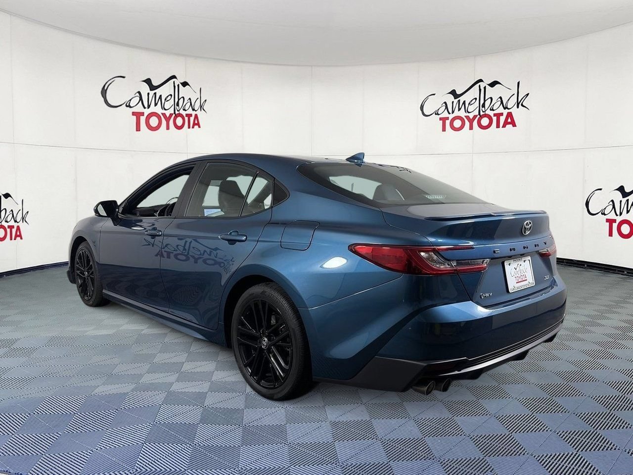 Used 2025 Toyota Camry SE FWD image 5