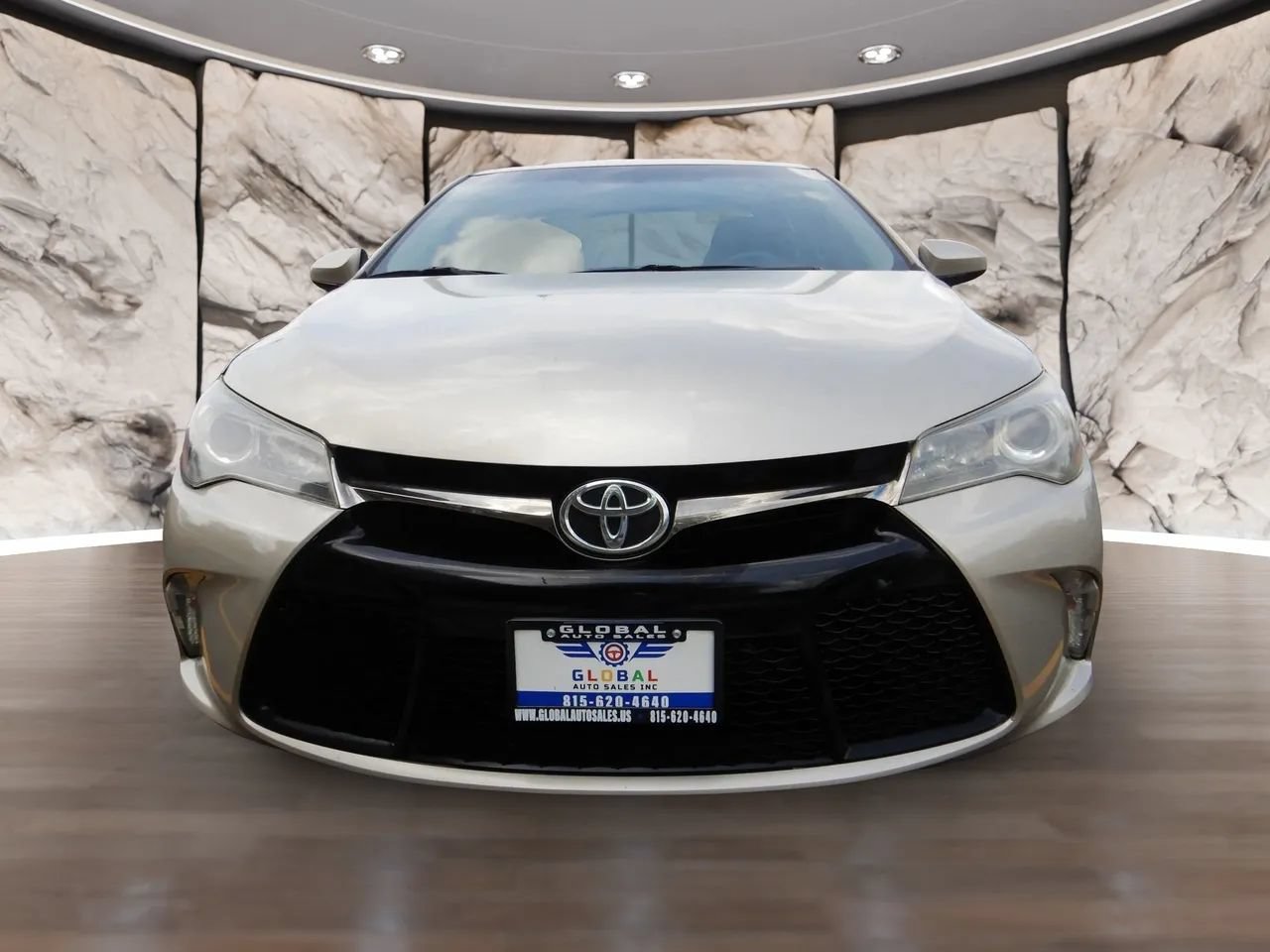 Used 2017 Toyota Camry SE FWD image 2