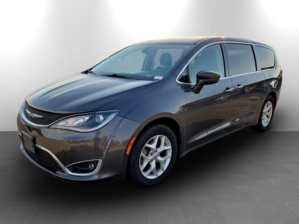 Used 2018 Chrysler Pacifica Touring Plus w/ Tire & Wheel Group FWD image 12