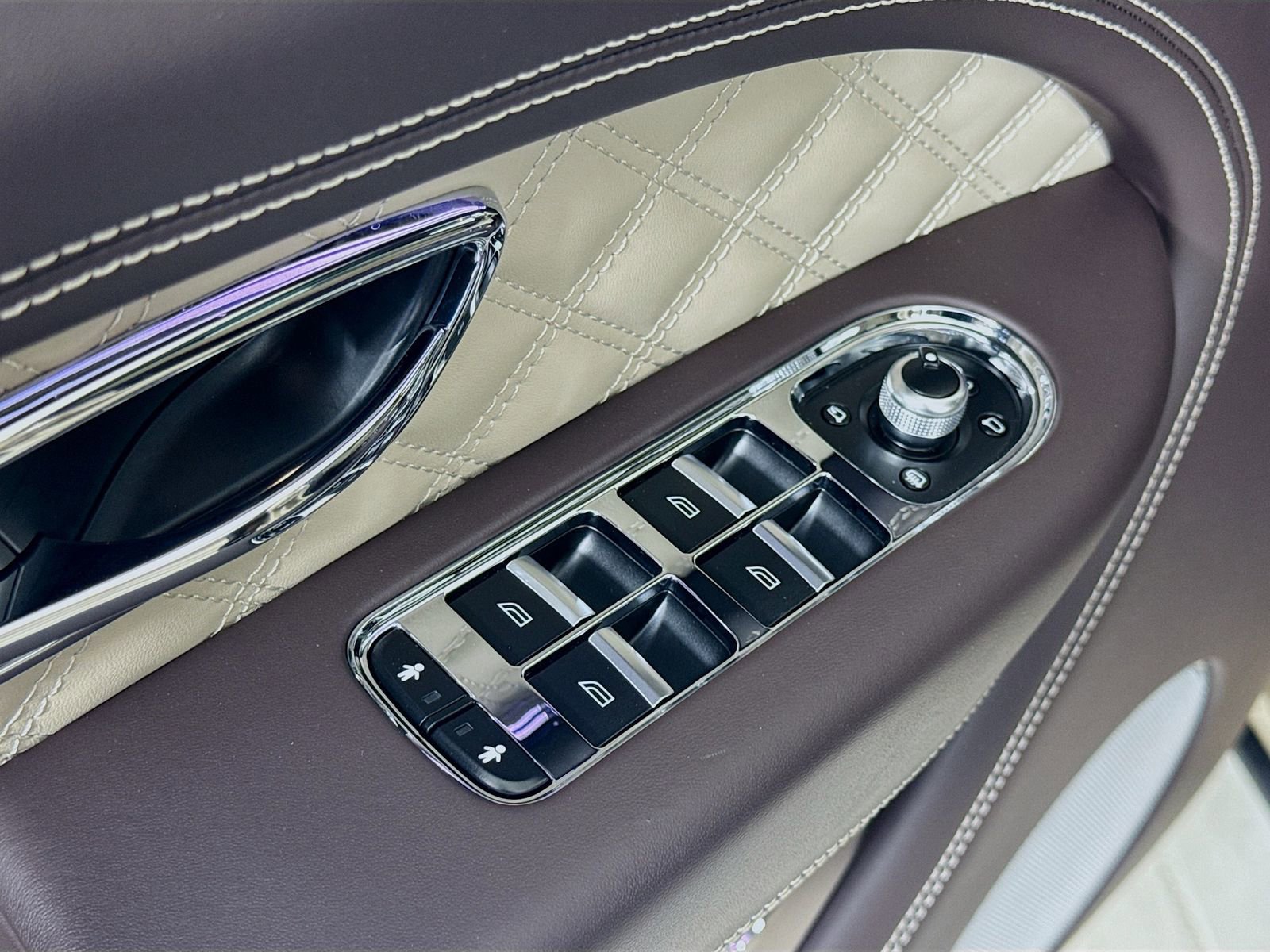 Certified 2023 Bentley Bentayga image 17