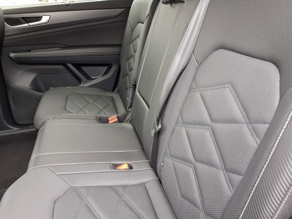 Used 2025 Volkswagen Atlas Cross Sport SE image 7