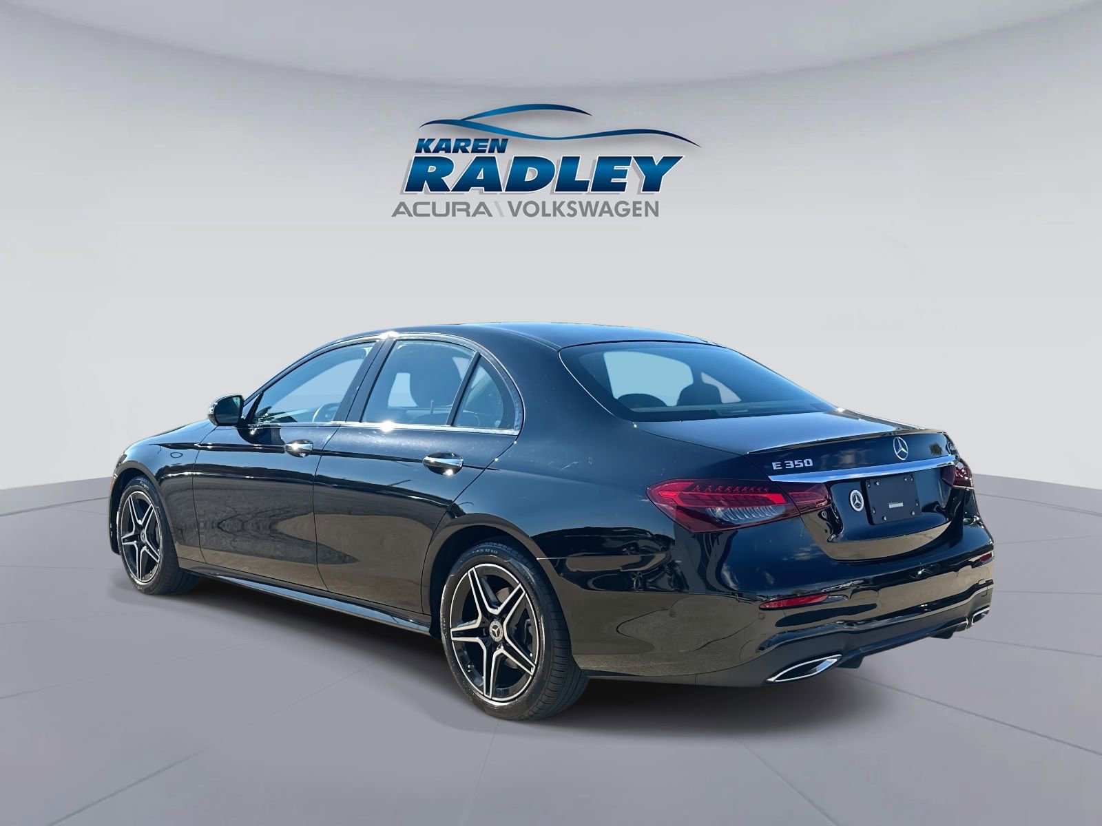 Used 2023 Mercedes-Benz E 350 4MATIC Sedan image 4