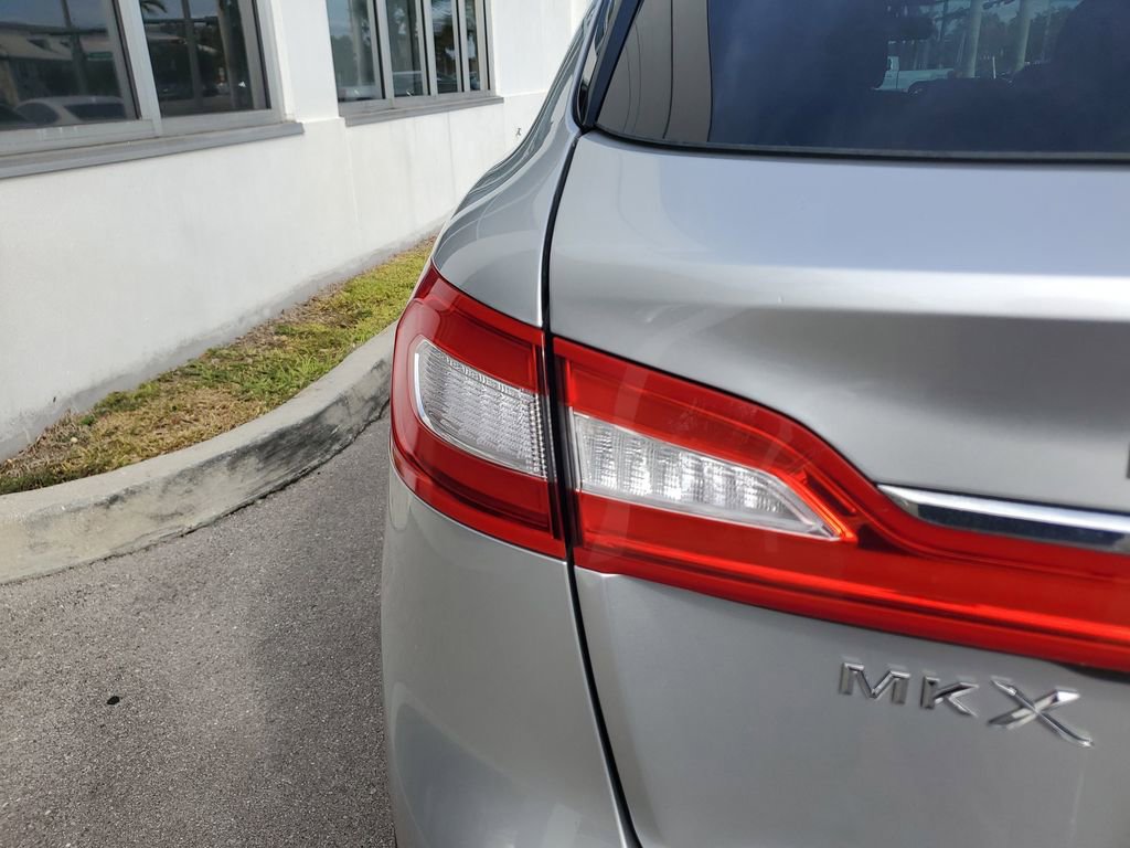 Used 2018 Lincoln MKX Reserve image 28