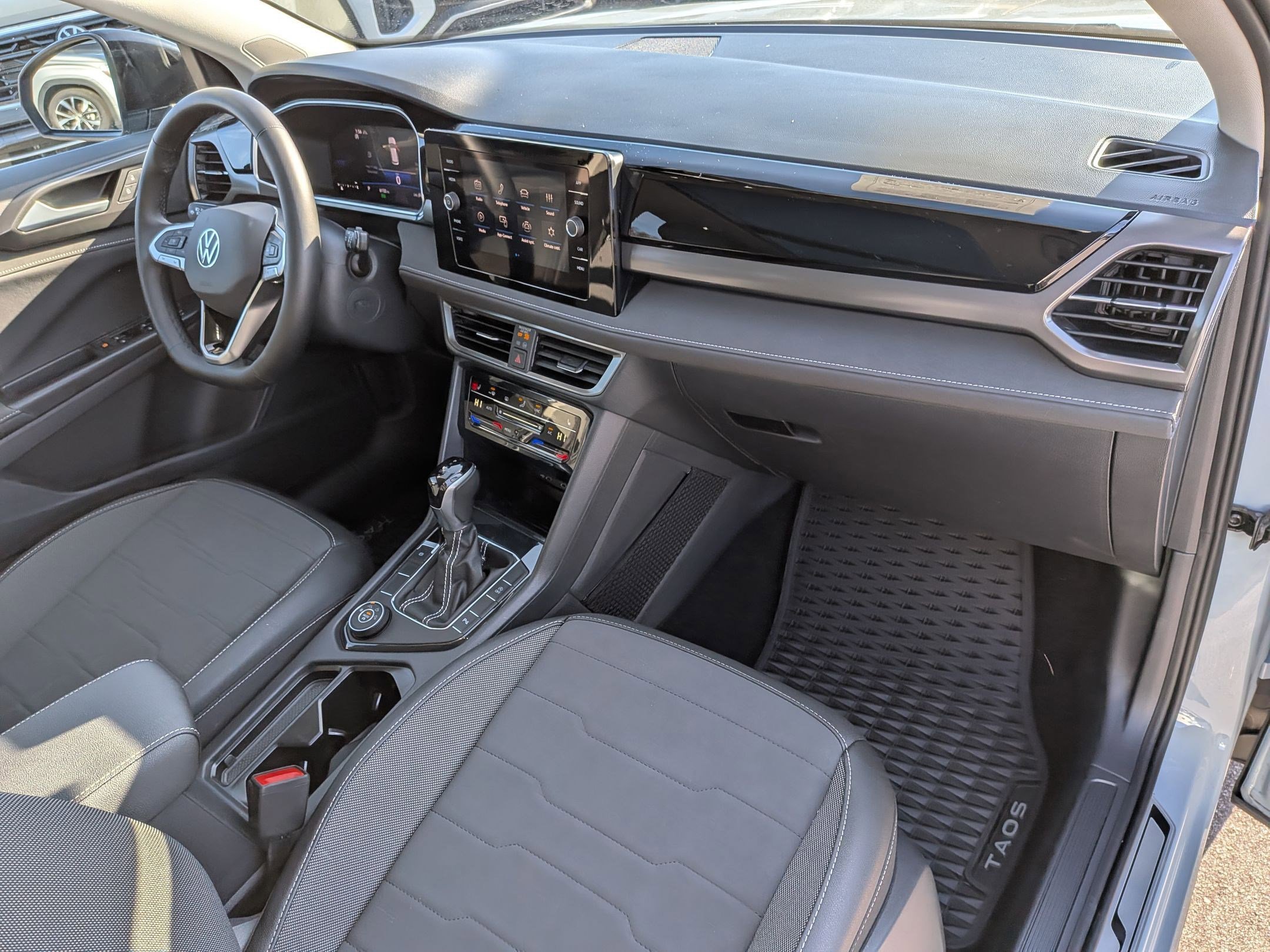 Used 2025 Volkswagen Taos SE image 36