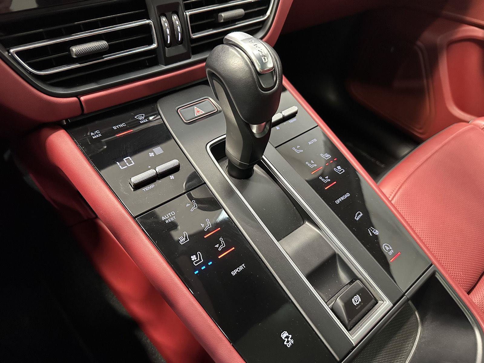 Used 2022 Porsche Macan AWD/4WD image 31