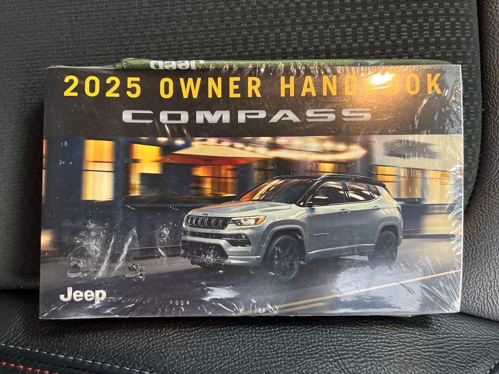 Used 2025 Jeep Compass Trailhawk AWD/4WD image 27