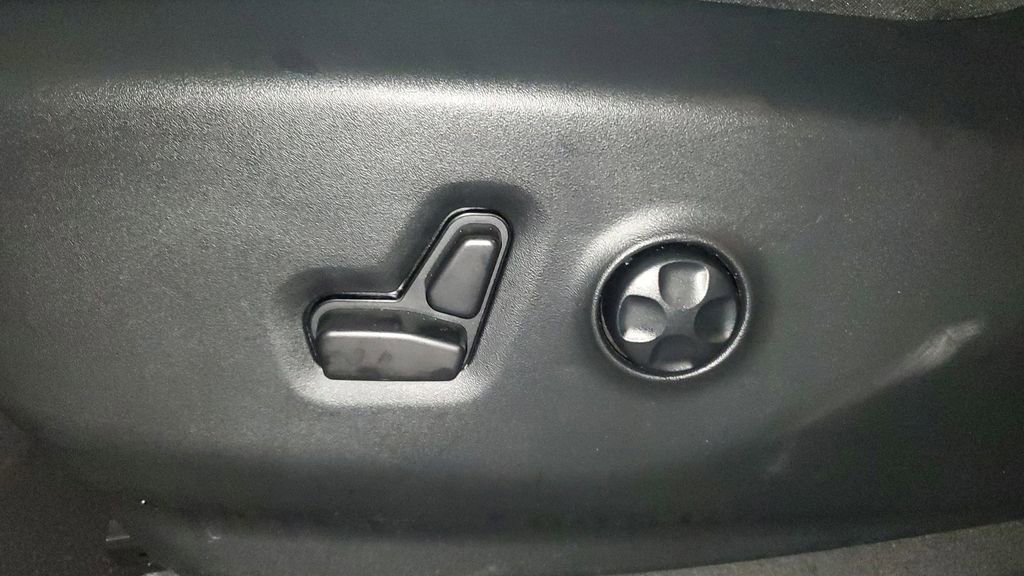 Used 2025 Chrysler Voyager LX image 21