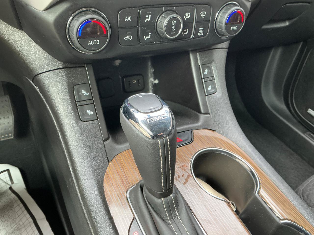 Used 2019 GMC Acadia SLE w/ LPO, Floor Liner Package FWD image 15