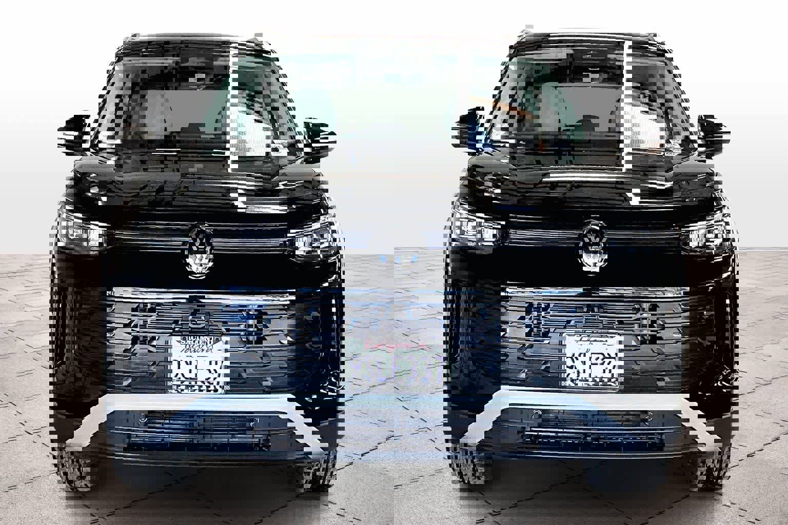 Used 2025 Volkswagen Tiguan SE image 3